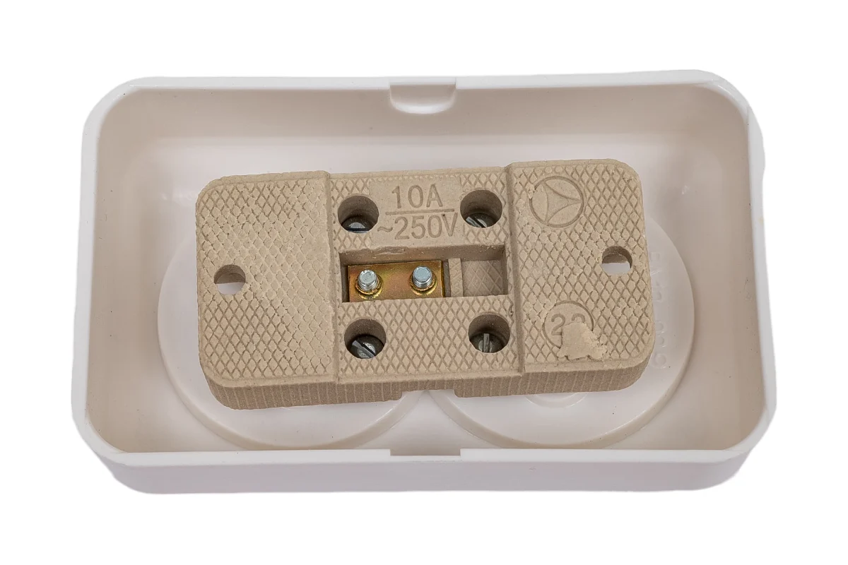 Розетка двойная накладная РА10-009 белая Ливны